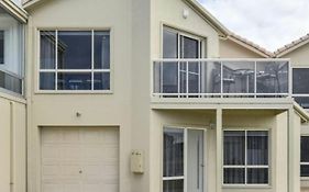 2 6 Germein Court Panayil Beachhouse ! Stunning Ocean Views!